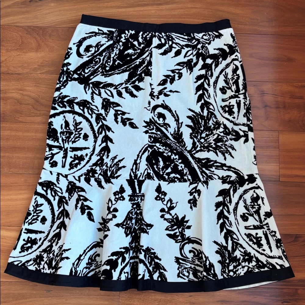 Anthropologie velvet skirt - Picture 7 of 8
